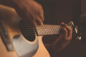 Gitaarles in Noordwijkerhout: akoestische gitaar wordt bespeeld