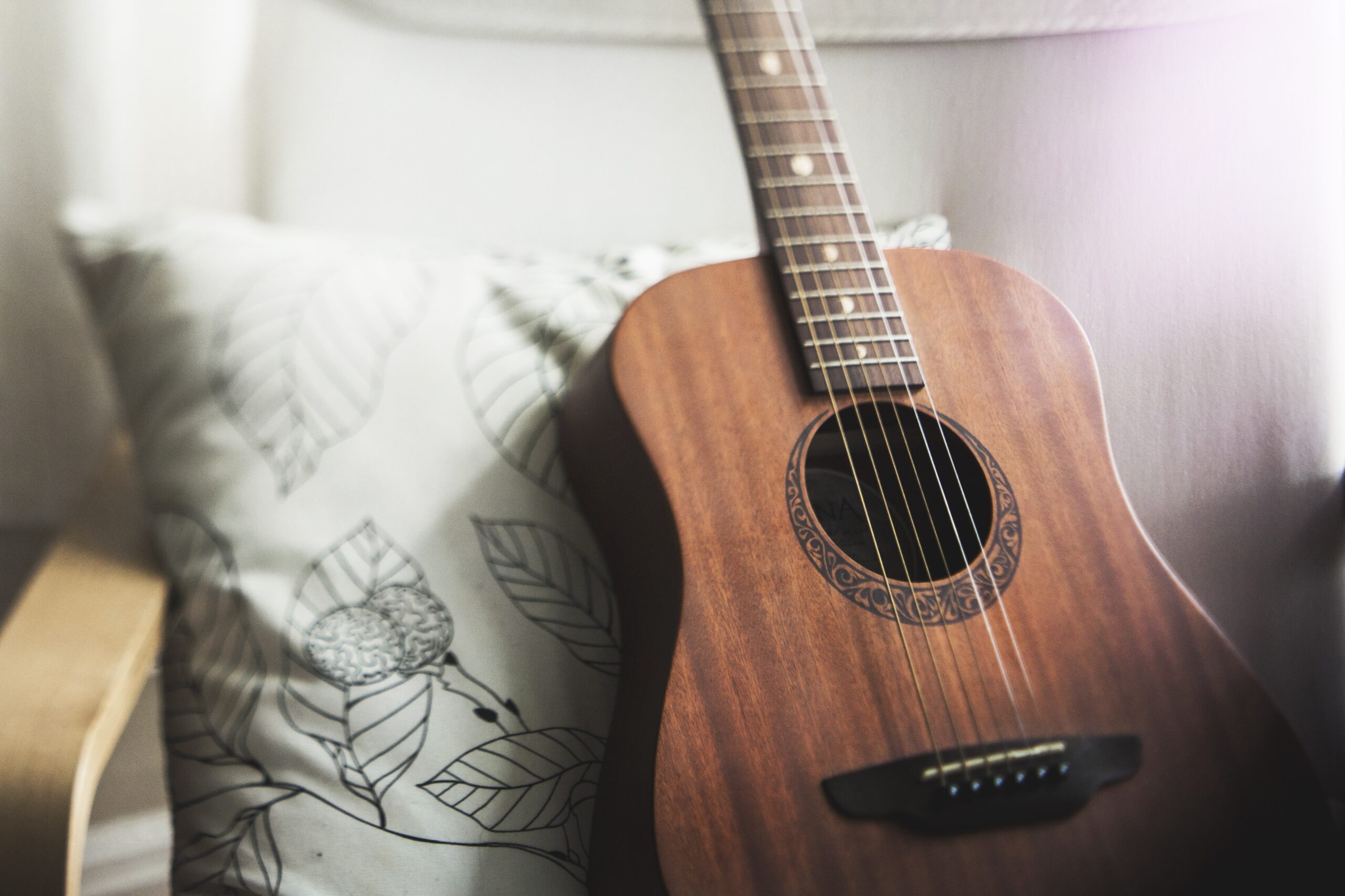 Akoestische gitaar voor gitaarles aan kinderen in Noordwijkerhout